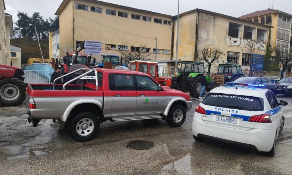 Με τα τρακτέρ... έξω από την εφορία οι αγρότες στα Ιωάννινα